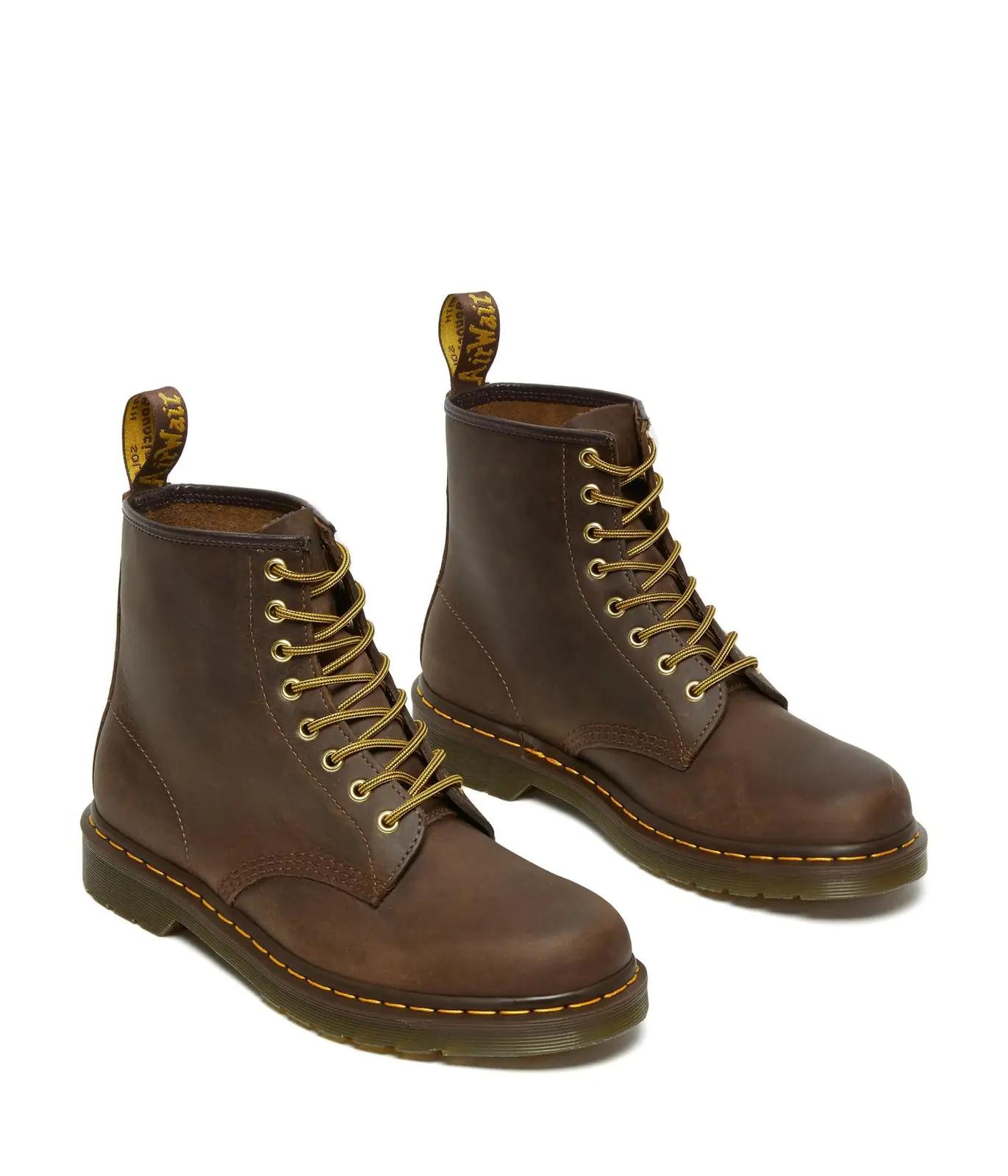 Dr. Martens nahast combat-saapad — vastupidav linnakäik – detailne vaade