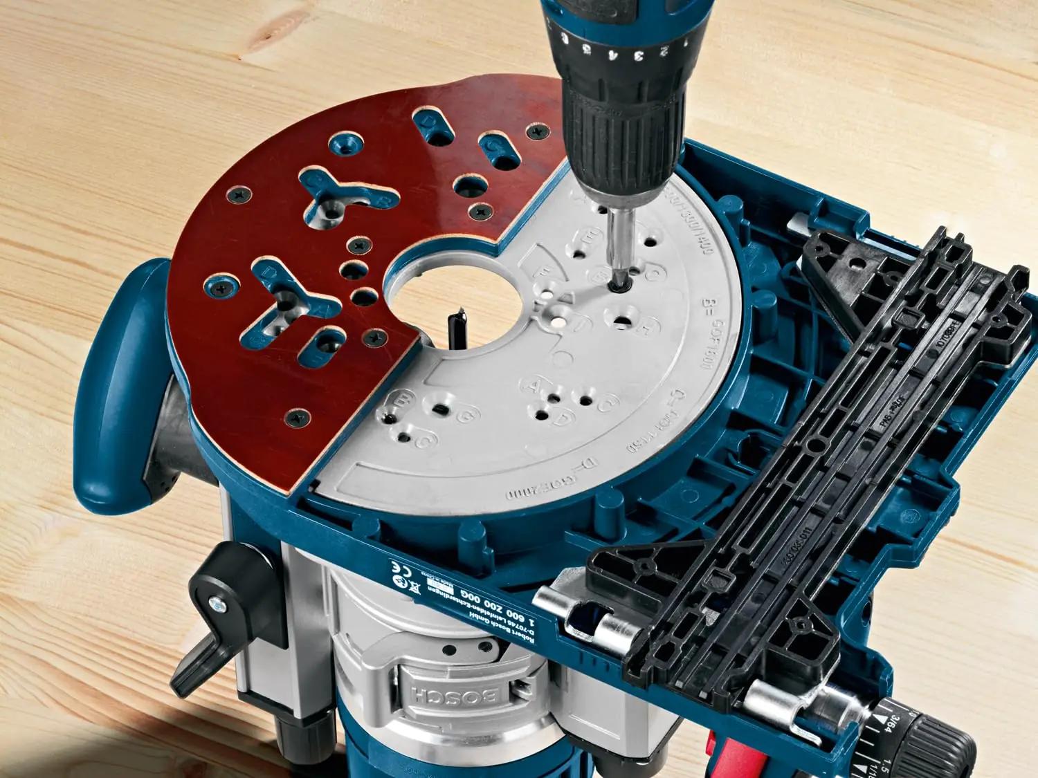 Bosch Professional plastiline juhtraua adapter — täpne freesimine – kasutusnäide