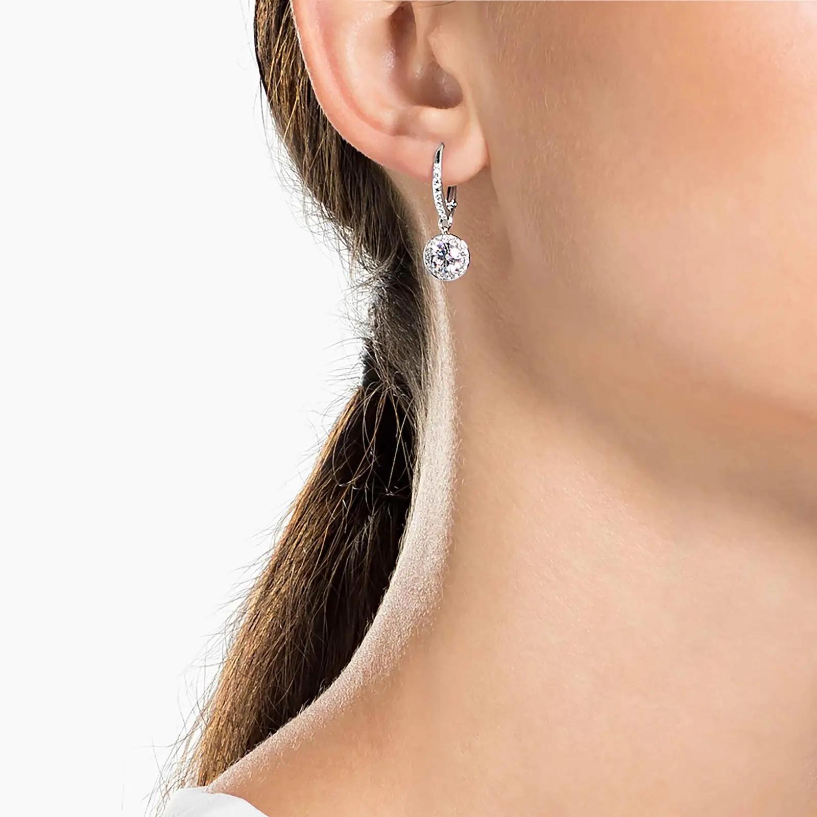 Swarovski kristallripatsiga langevad kõrvarõngad — elegantne – kasutusnäide