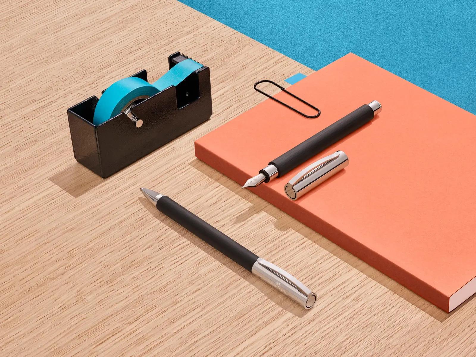 Faber-Castell kirjapliiats Ambition must-hõbe — elegantne – kasutusnäide