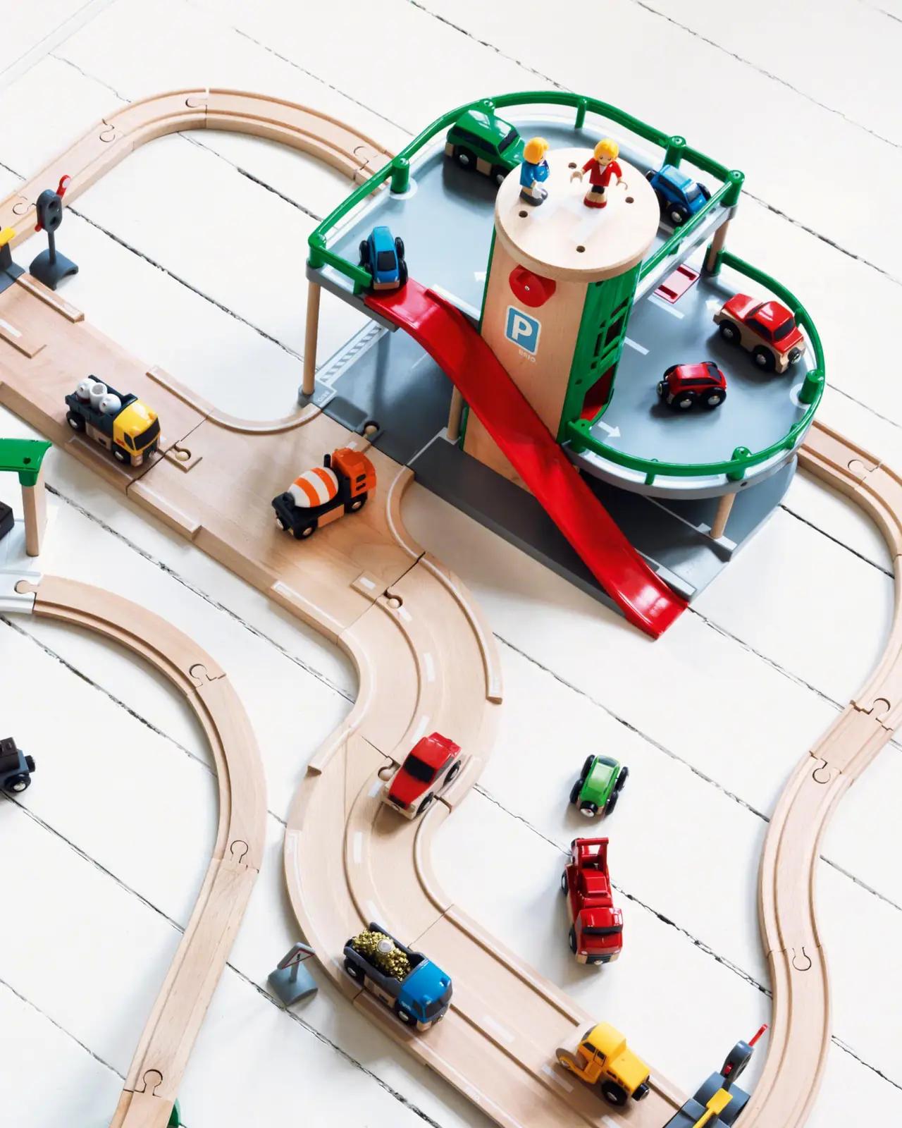 BRIO puidust parkla ja tee- ning raudteekomplekt lapse mänguks – pakend ja tarvikud