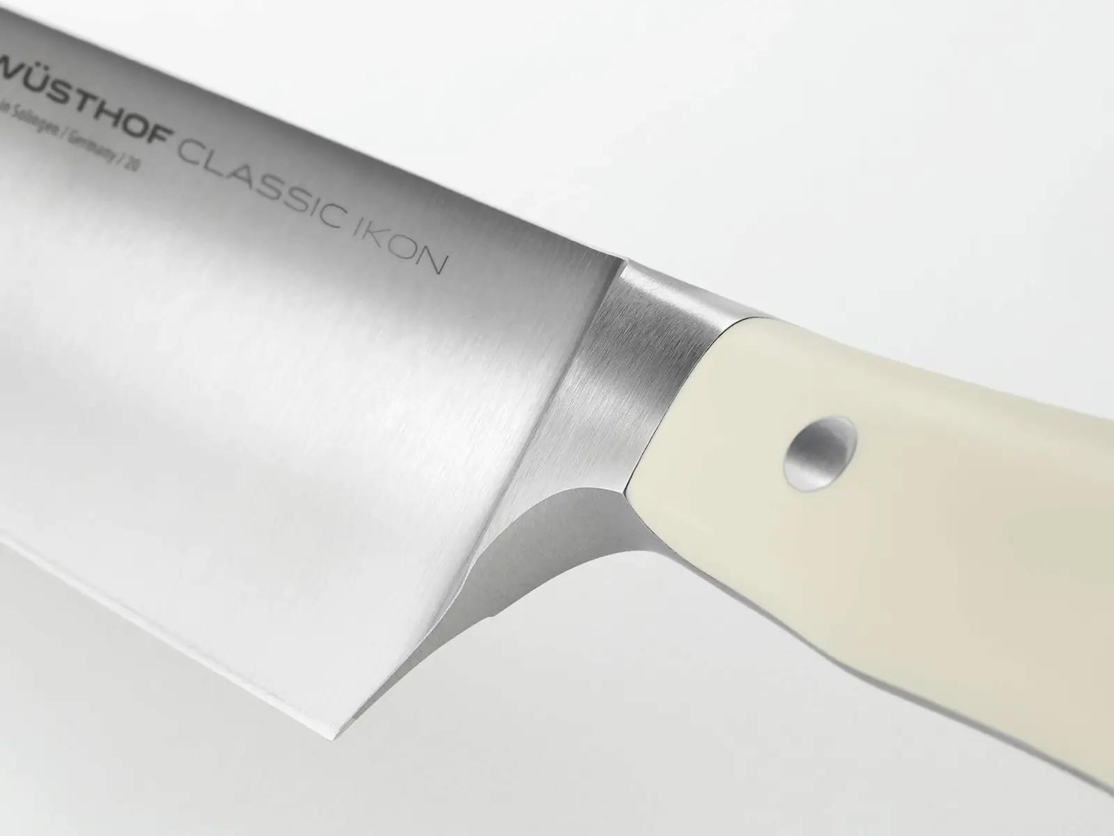 WÜSTHOF crème Santoku 17 cm — täpne kööginuga köögitöödeks – kasutusnäide
