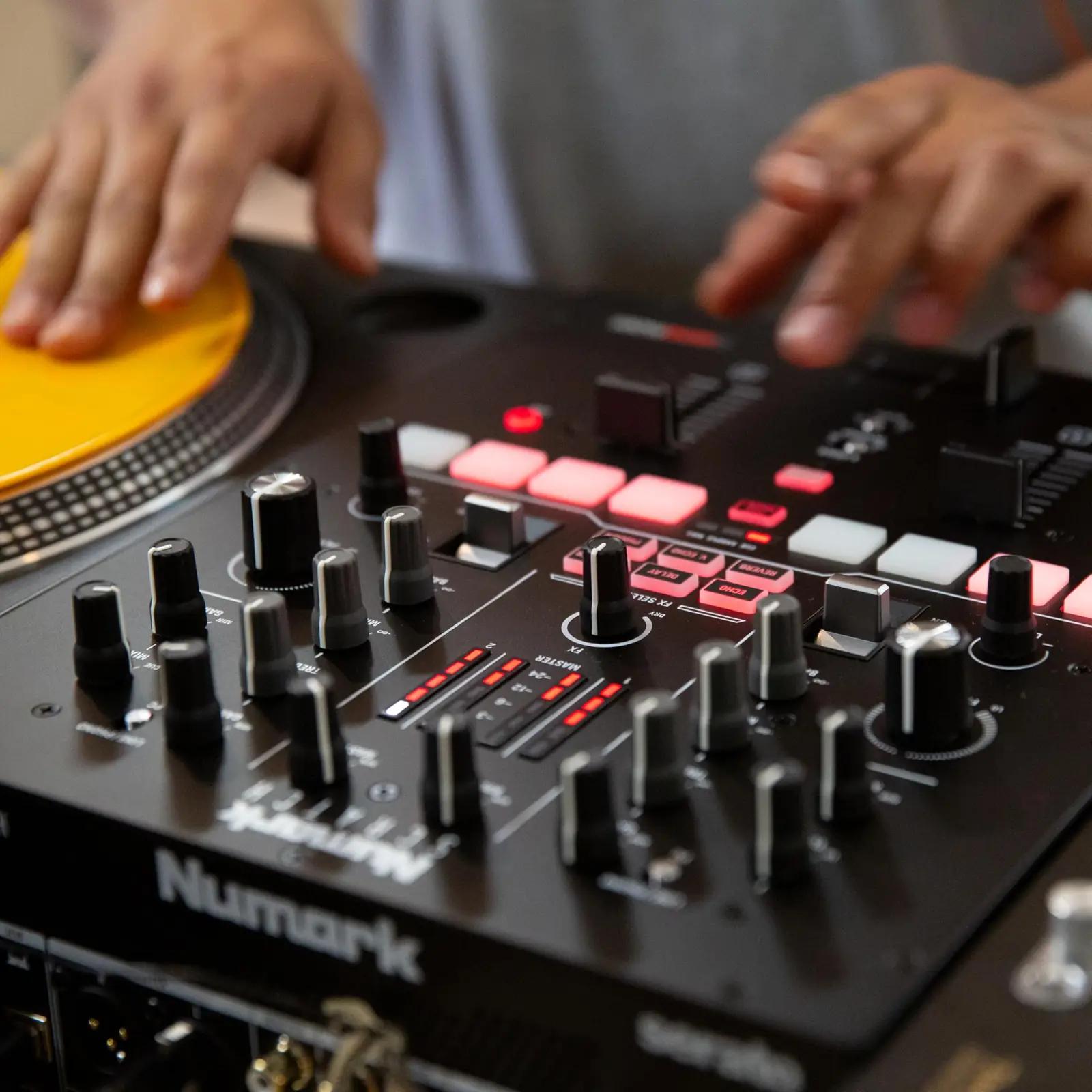 Numark DJ Scratch kahekanaline mikserekontroller kingituseks – pakend ja tarvikud