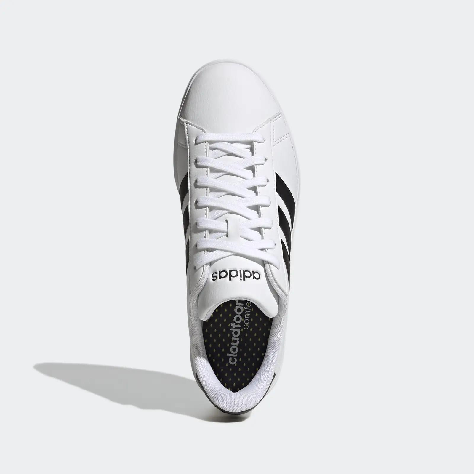 adidas klassikalised Grand Court 2.0 tossud – vastupidav sport – kasutusnäide
