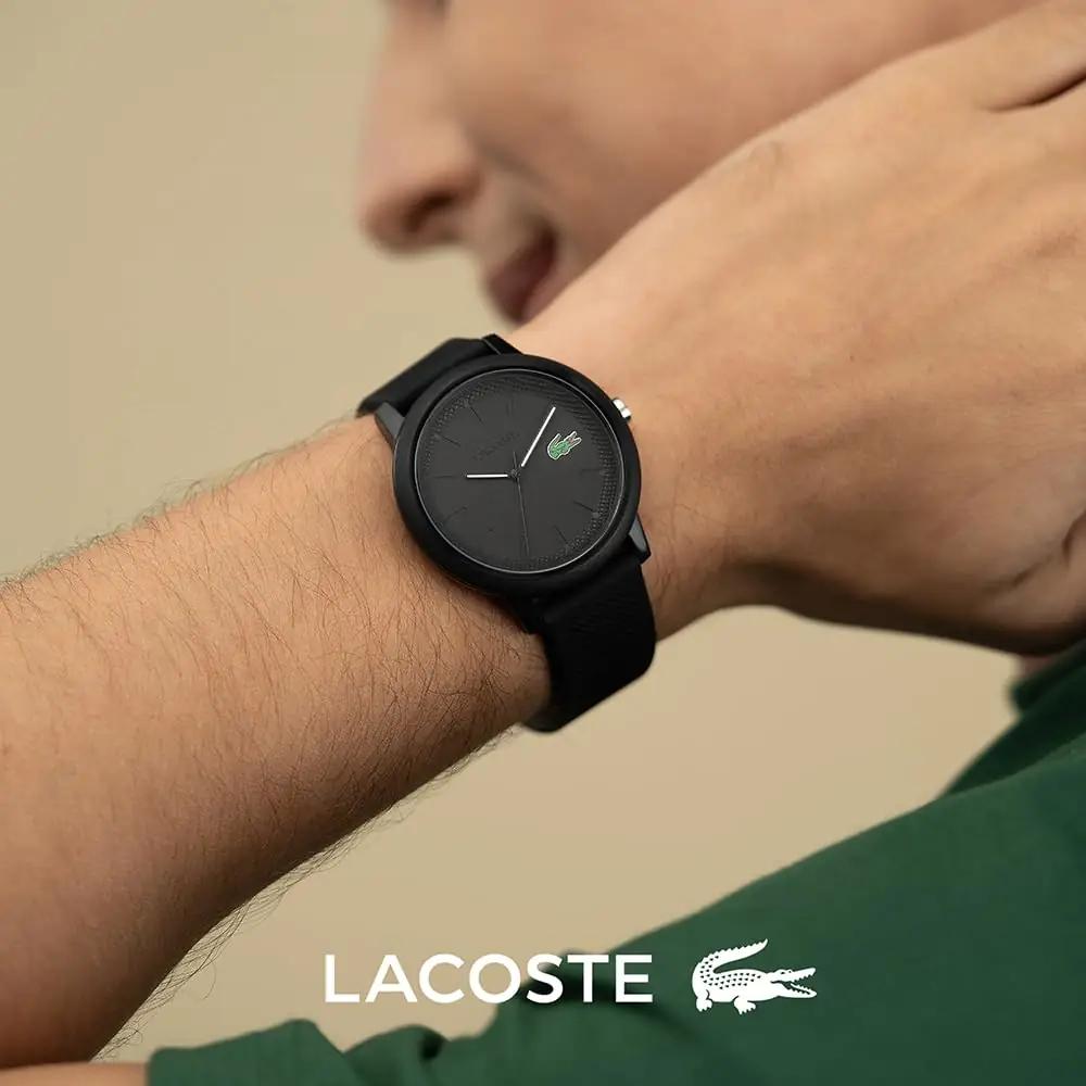 Lacoste must silikooniga meeste käekell — vastupidav disain – kasutusnäide