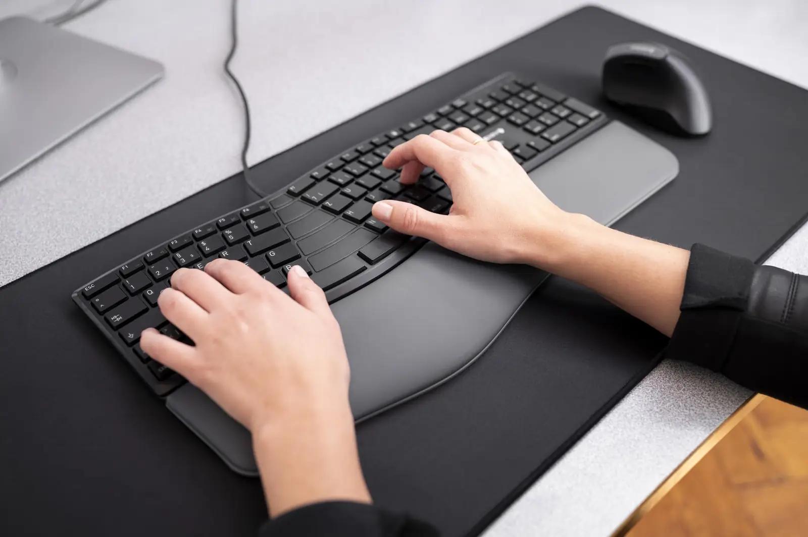 CHERRY ergonoomiline klaviatuur gummist pinnaga ärikasutuseks – lisavaade