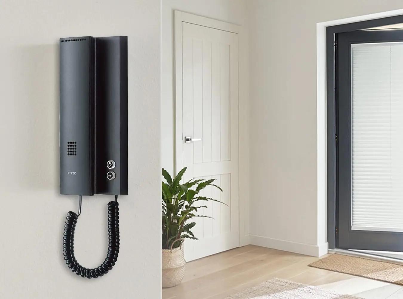 Schneider Electric sisevideofon — tugev plastik, lihtne paigaldus – kasutusnäide