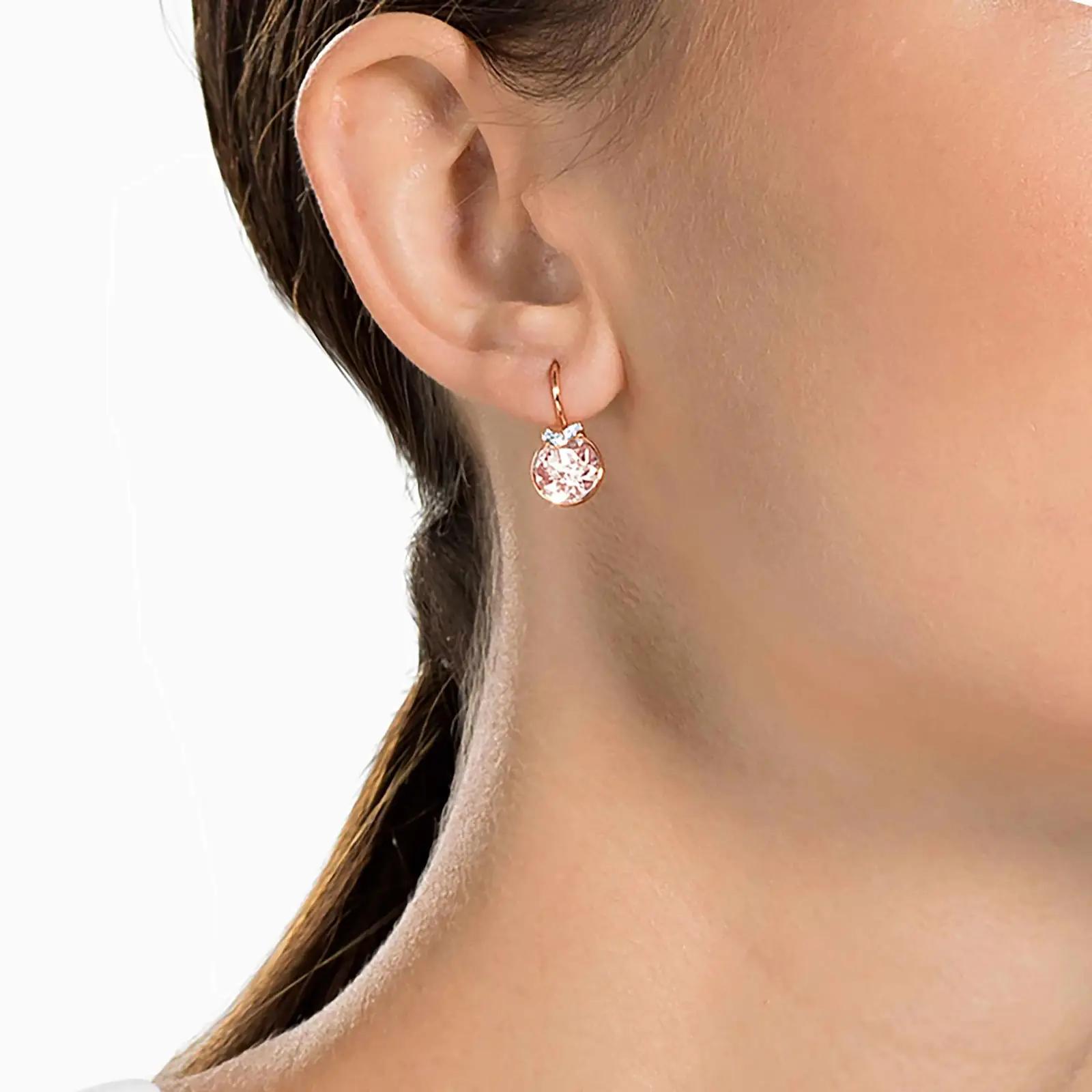 Swarovski roosakuldne Bella V ripatsiga tilgakõrvarõngad — – pakend ja tarvikud