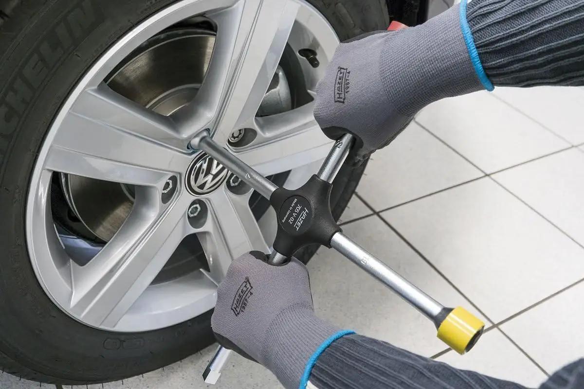 Hazet vastupidav ristikvõti auto- ja rehvitöödeks, kroom – kasutusnäide