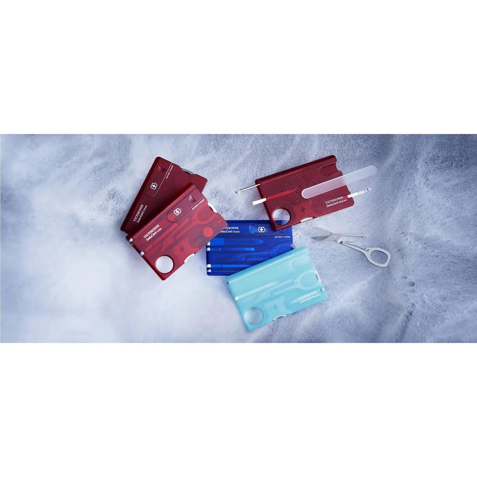Victorinox sinine Swiss Card Classic – kompaktne multitööriist – kasutusnäide
