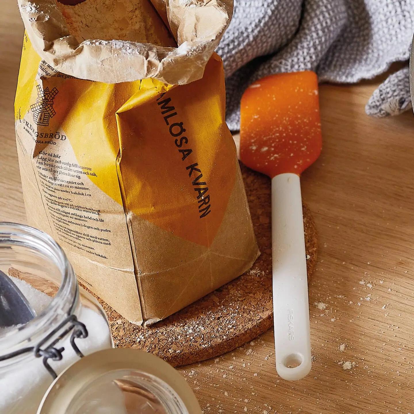 Fiskars köögitarvikute komplekt – silikoonist spaatel ja pintsel – kasutusnäide