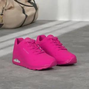 Skechers 73667 tossud ja spordijalatsid – detailne lähivaade