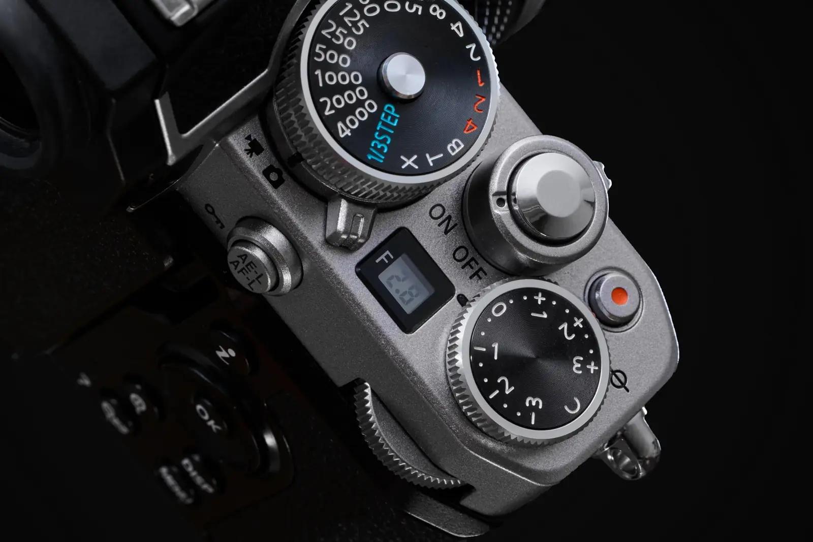 Nikon stiilne ja kerge hübriidkaamera – Z fc Silver Edition – detailne vaade