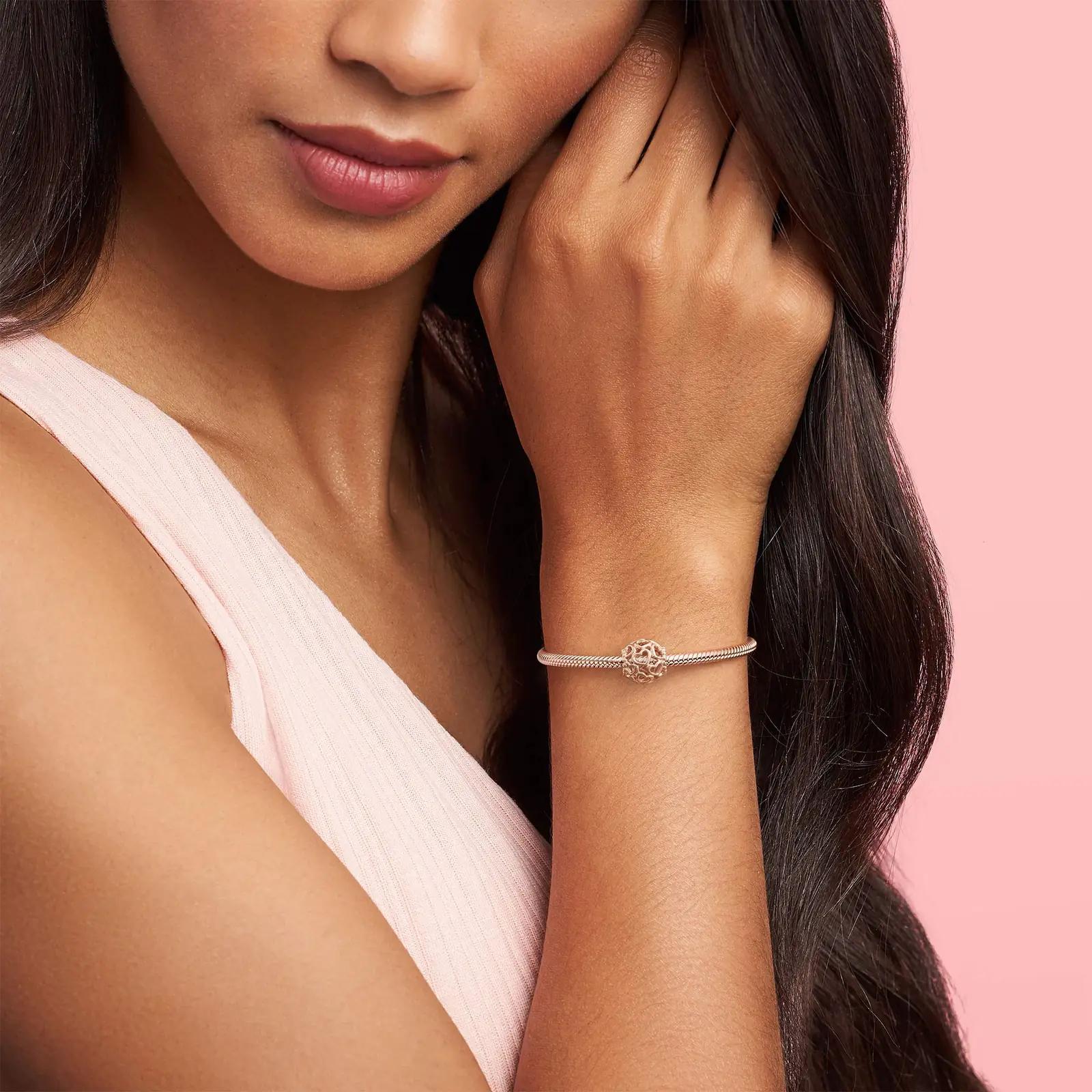 PANDORA roosa ripats charm – südamekujuline kingiidee 780964 – detailne vaade