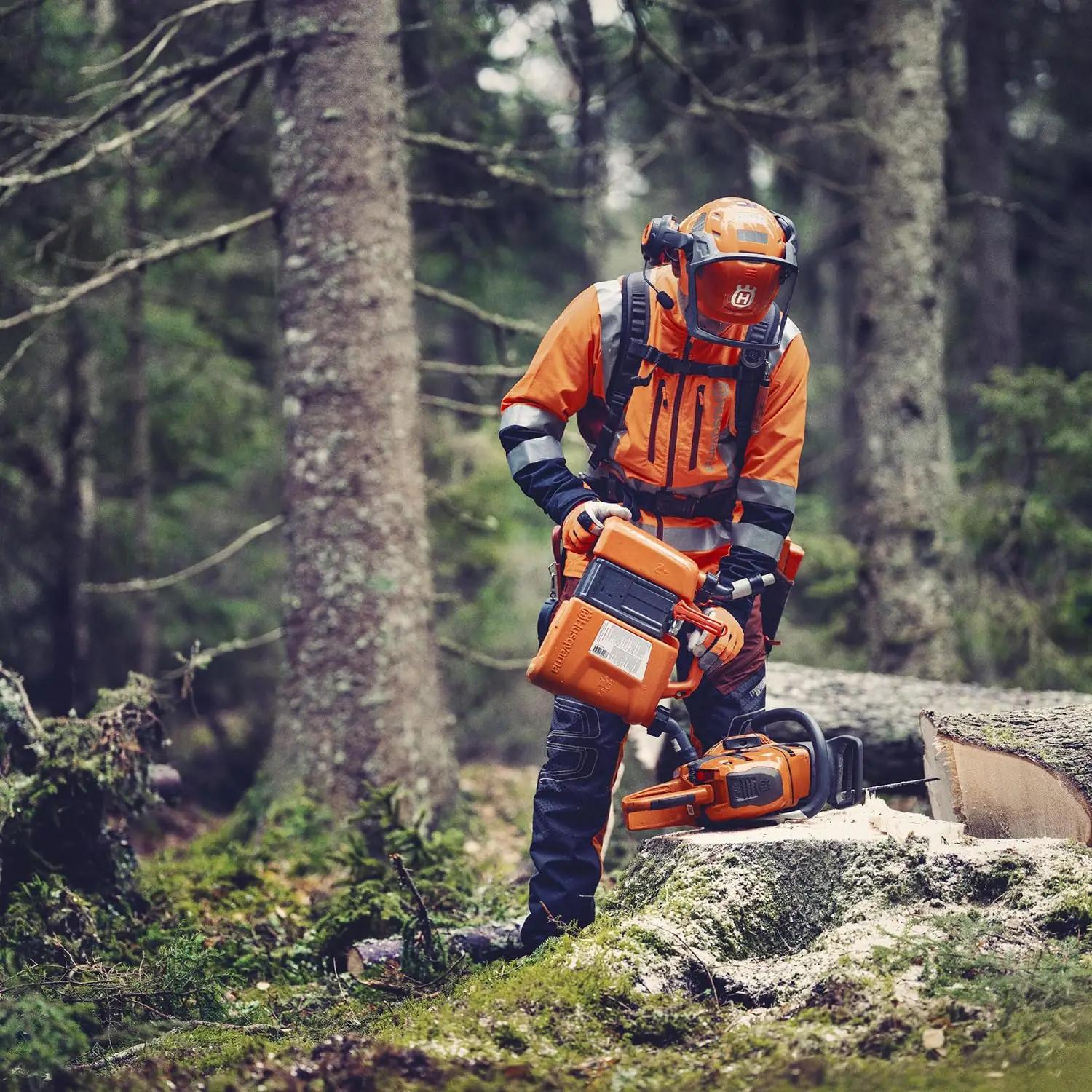 Husqvarna vastupidav metallkann – 5L kütus + 2,5L õli – kasutusnäide