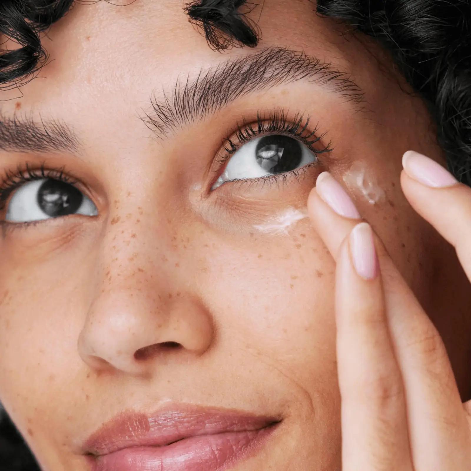Clinique niisutav silmakreem 30 ml — tumeduse vähendaja – kasutusnäide