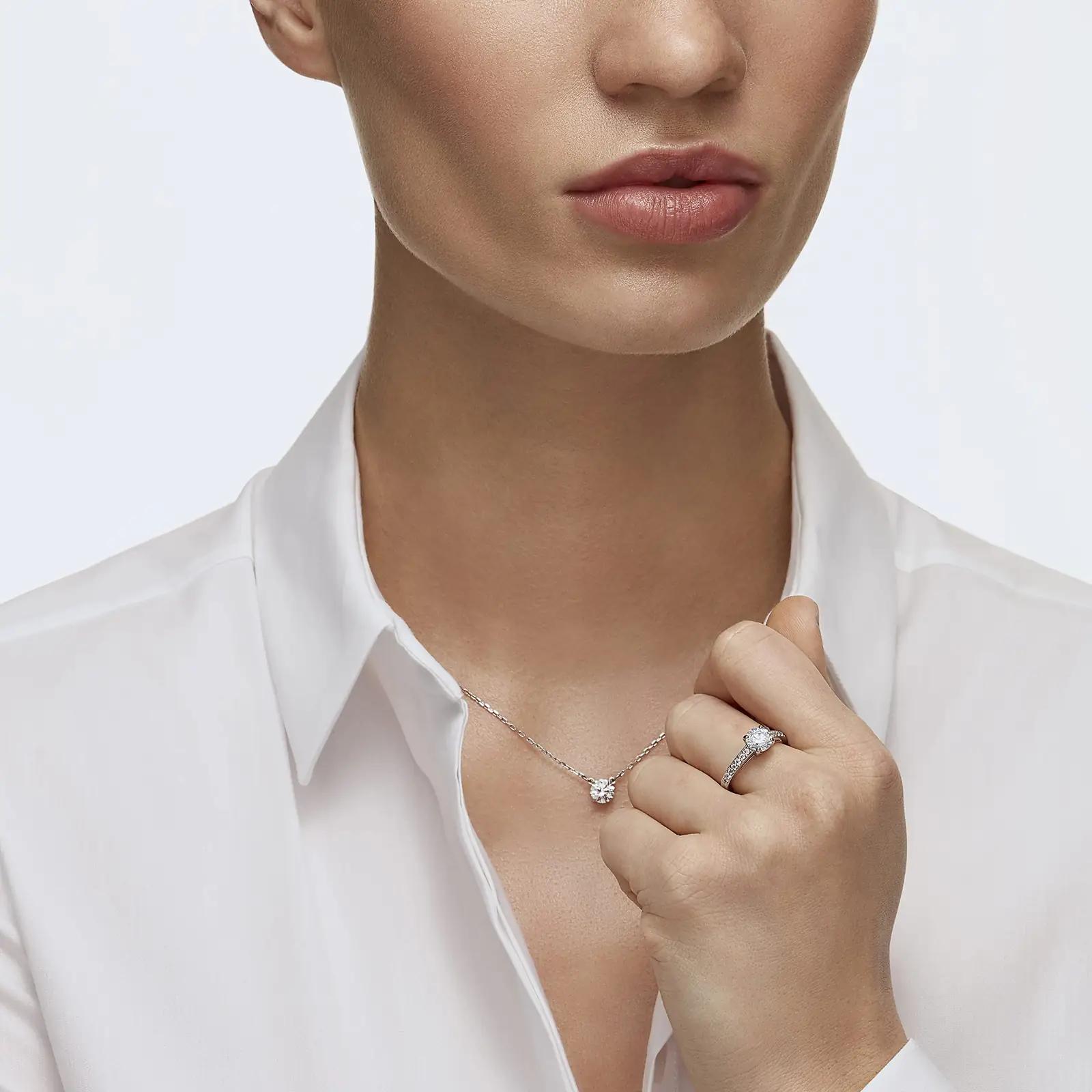 Swarovski ripats charm: rhodineeritud kristallkaelakee – kasutusnäide