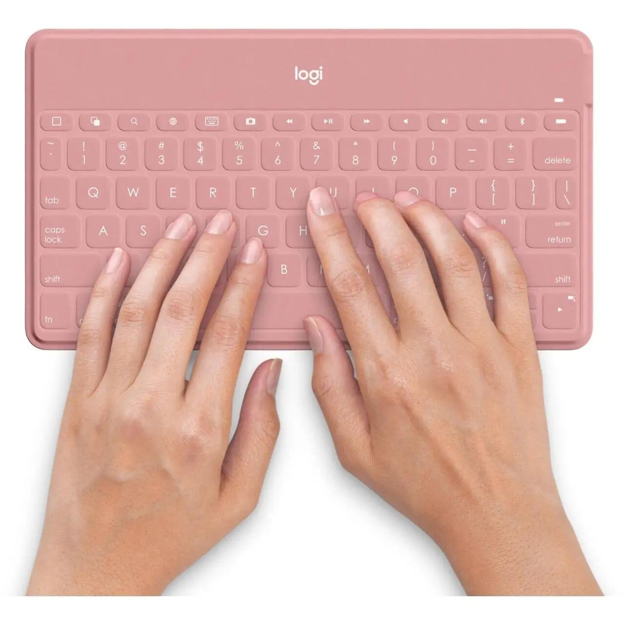 Logitech kerge ja vaikne Bluetooth-tabletklaviatuur — roosa – kasutusnäide