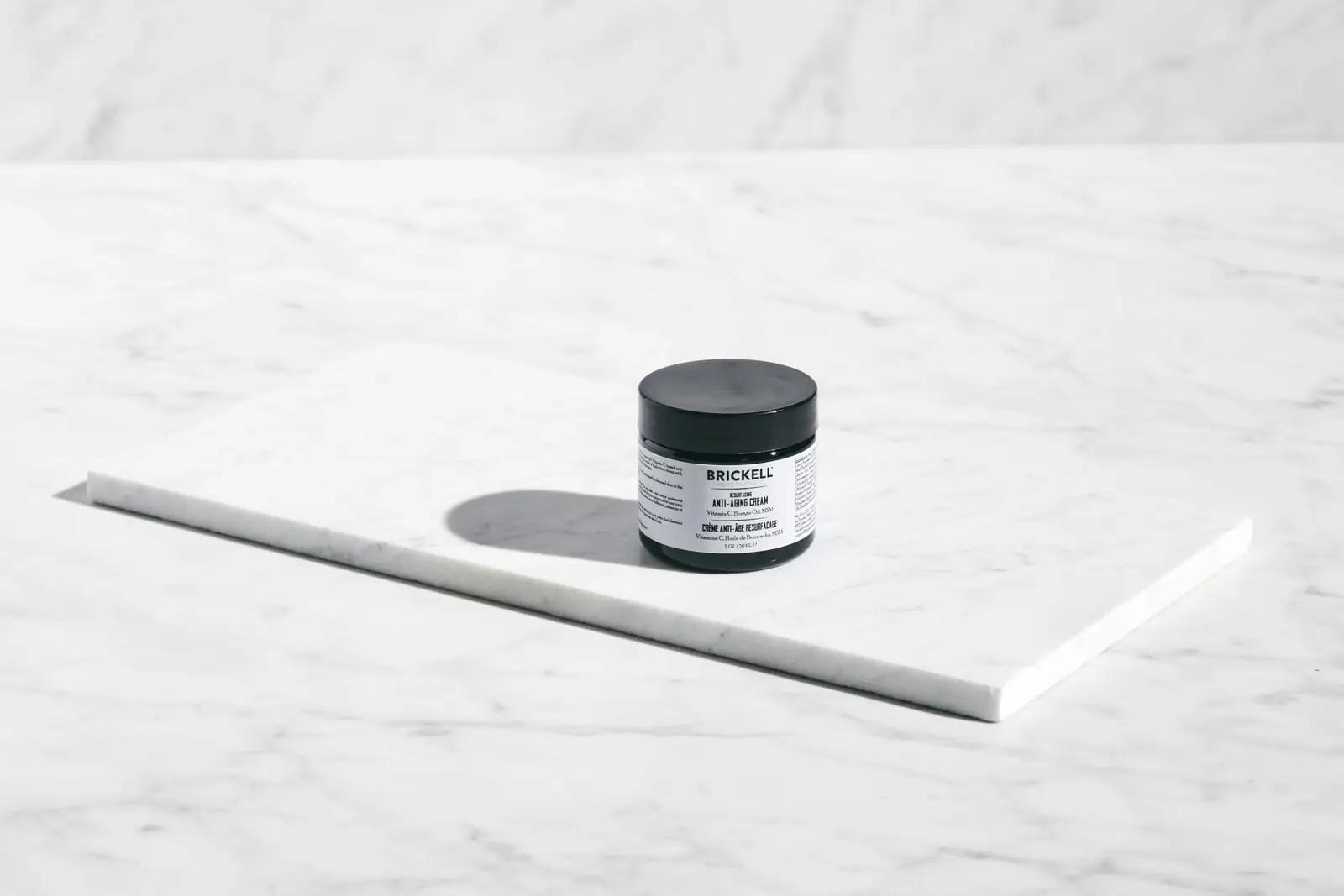 Brickell Men’s Products looduslik C-vitamiini näokreem meestele – pakend ja tarvikud