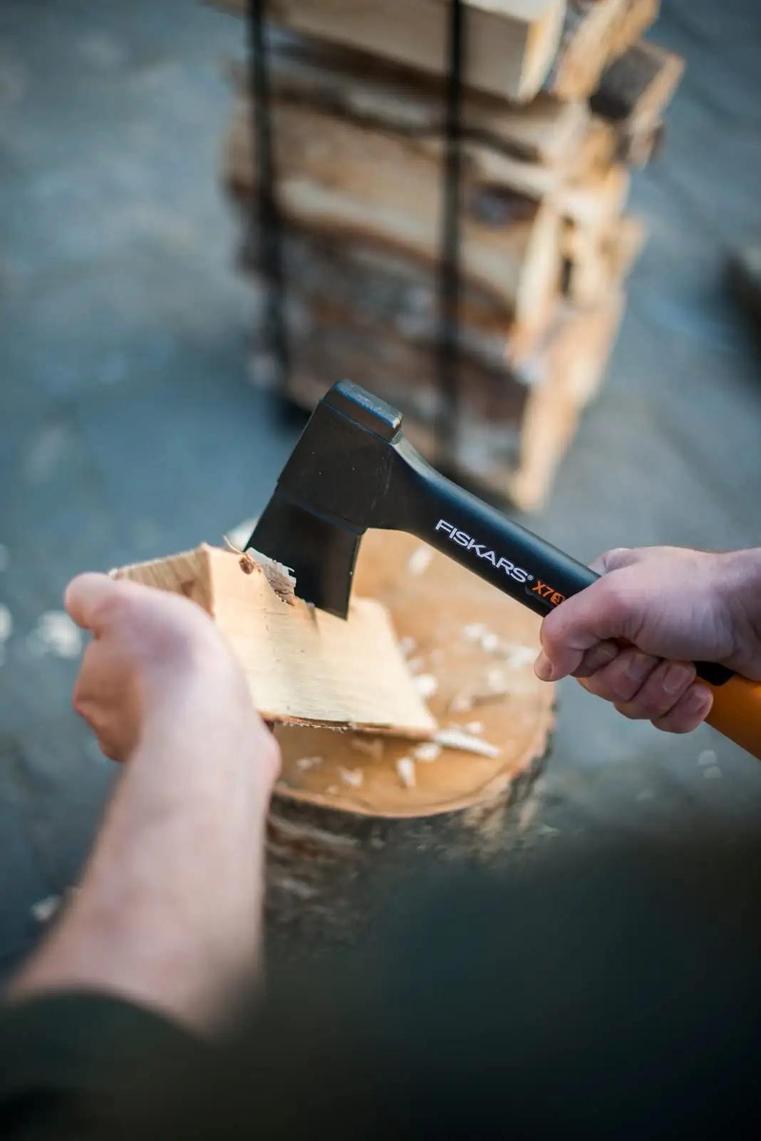 Fiskars vastupidav universaalkirves X7 koos teritajaga – pilt 6