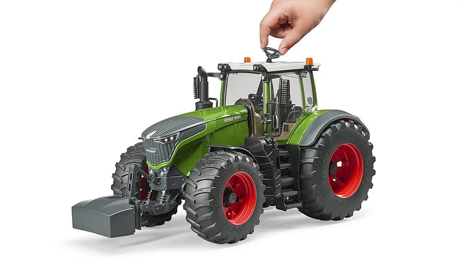 bruder Fendt 1050 Vario – vastupidav plastiktraktor mängimiseks – detailne vaade