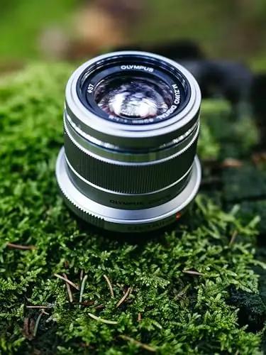 OM SYSTEM valgusjõuline 45mm F1.8 objektiiv portreedele – pakend ja tarvikud