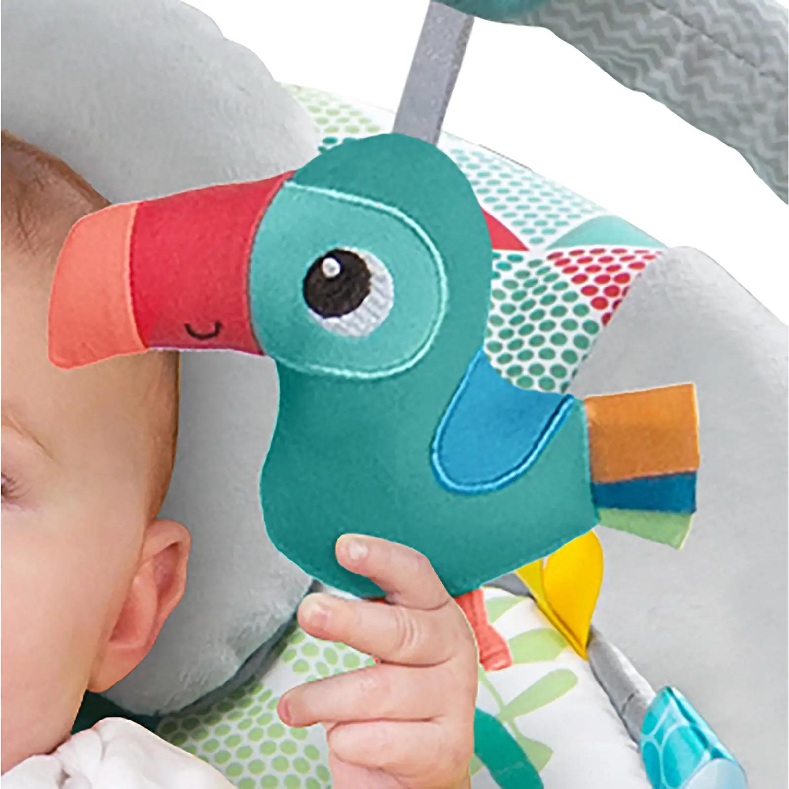 Bright Starts Toucan Tango beebivipp — pehme ja mänguline valik – kasutusnäide