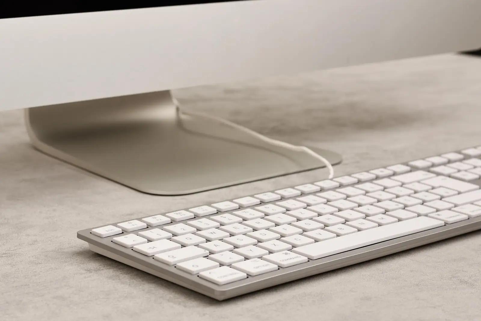CHERRY stiilne USB-C Mac-klahvistik AZERTY – vaikne valge – pakend ja tarvikud