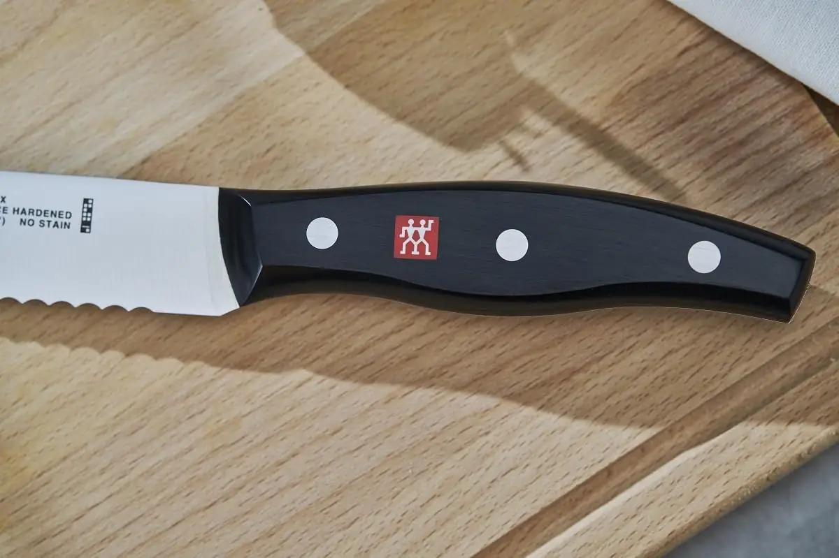 ZWILLING terav 20 cm saekujuline leivanuustaja – kasutusnäide