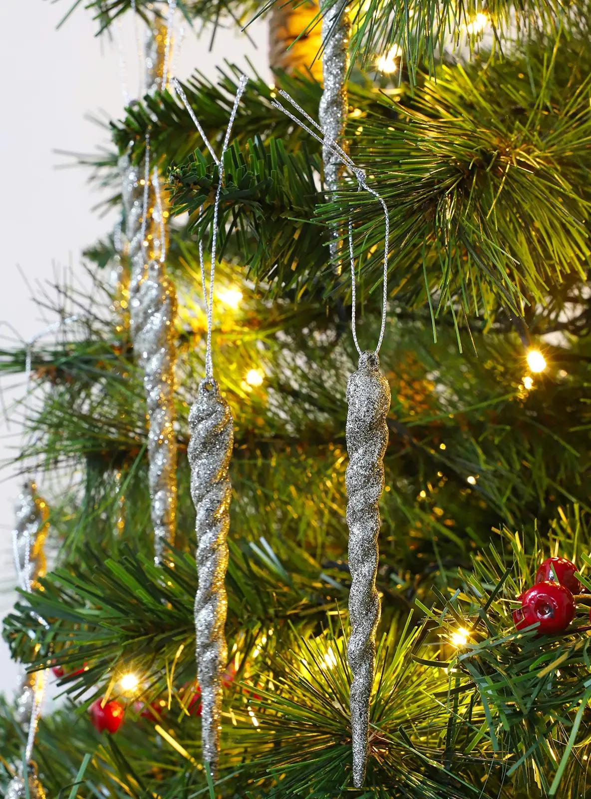 Christmas Concepts hõbedane 12 cm kuuseornament – detailne vaade