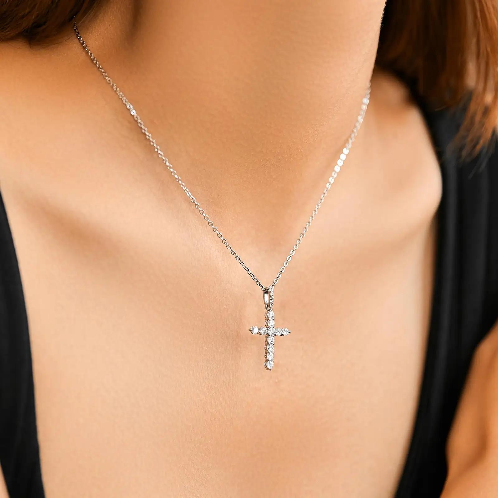 Kenivira hõbedane ristripats – kaelakeed – kasutusnäide