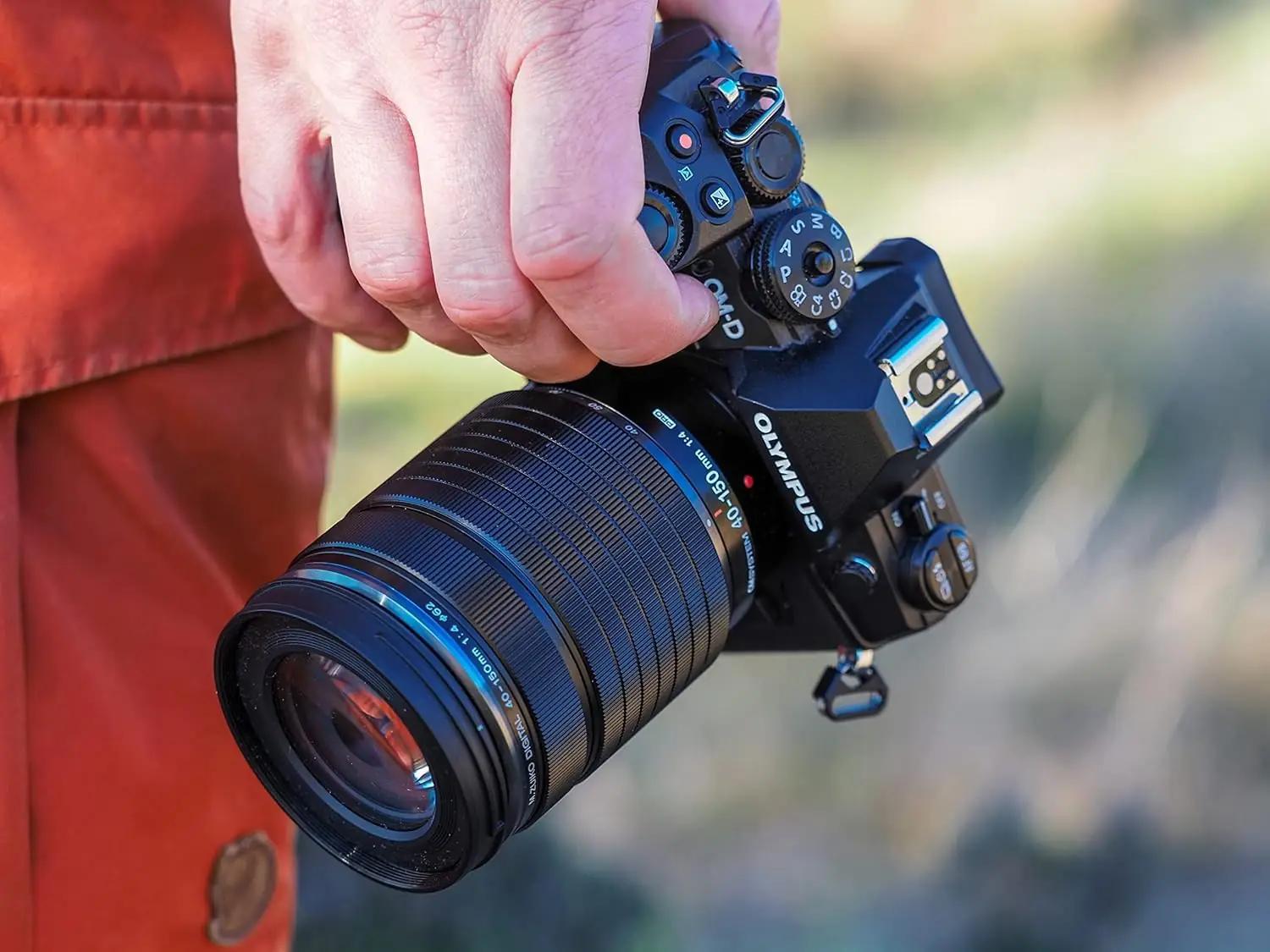 OM SYSTEM profiilobjektiiv 40–150mm F4.0 – kompaktne telezoom – pakend ja tarvikud