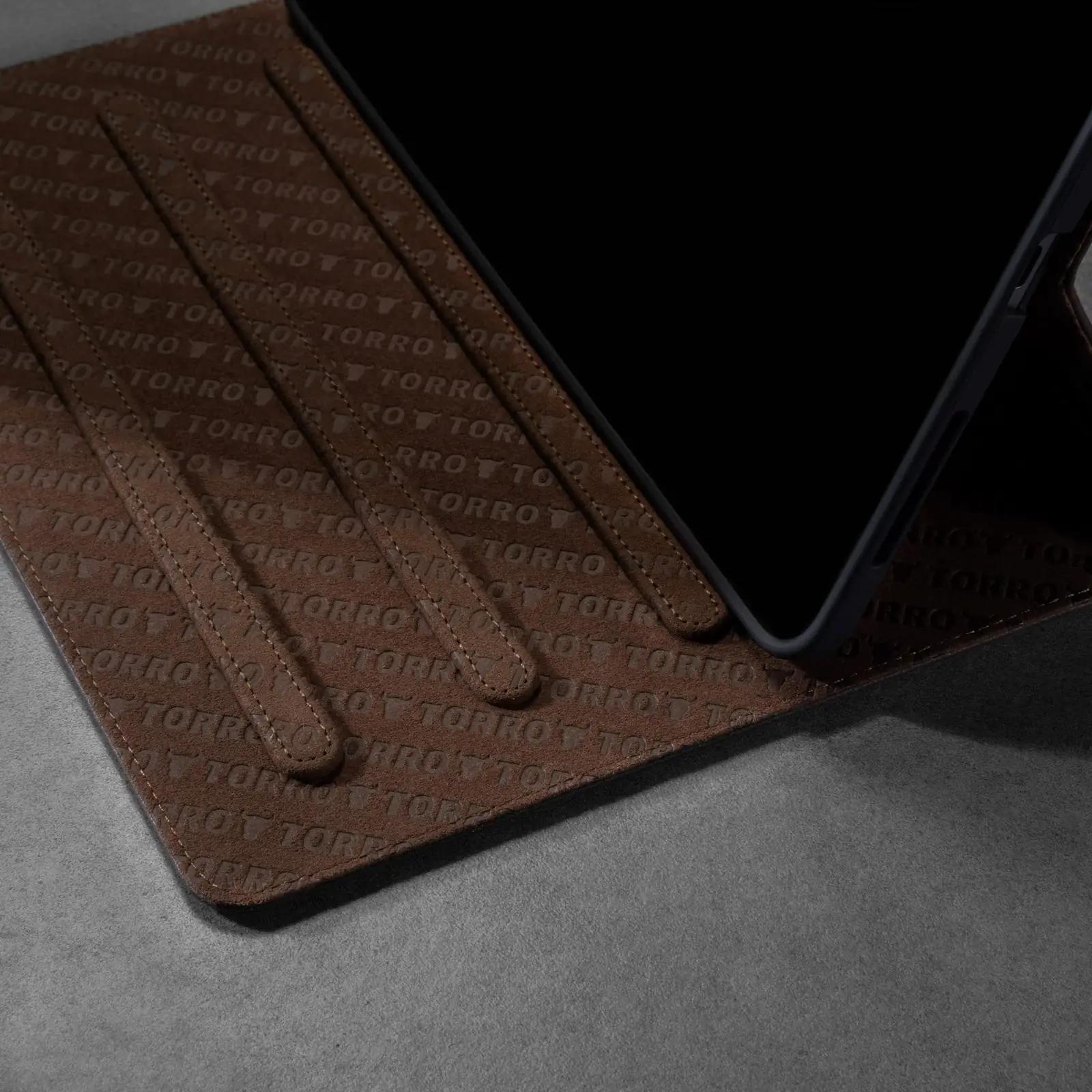 TORRO ehtsast nahast iPad 11/10 kaitseümbris – tumepruun – kasutusnäide