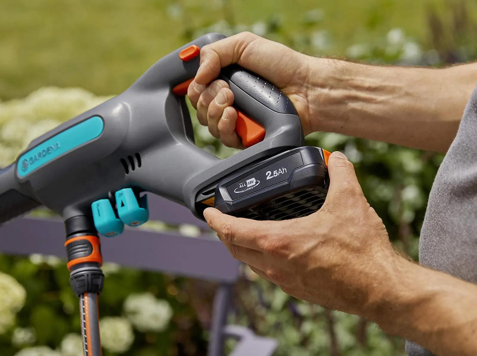 Gardena vastupidav akukomplekt aiatöödeks – 18V 2,5Ah – pakend ja tarvikud