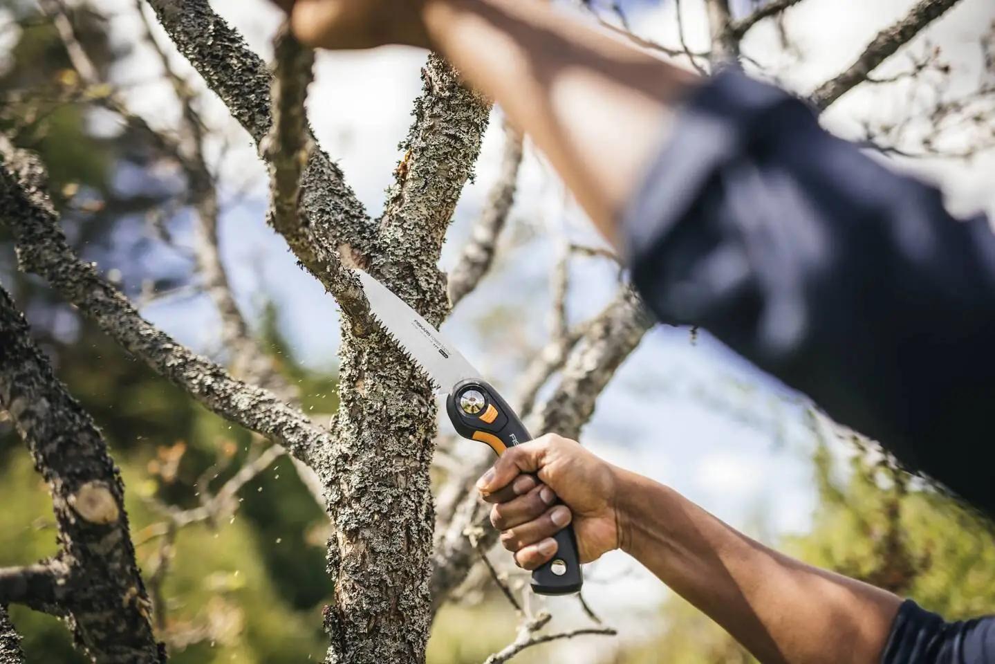 Fiskars vastupidav klappsäge – terav 21 cm tera aednikele – kasutusnäide