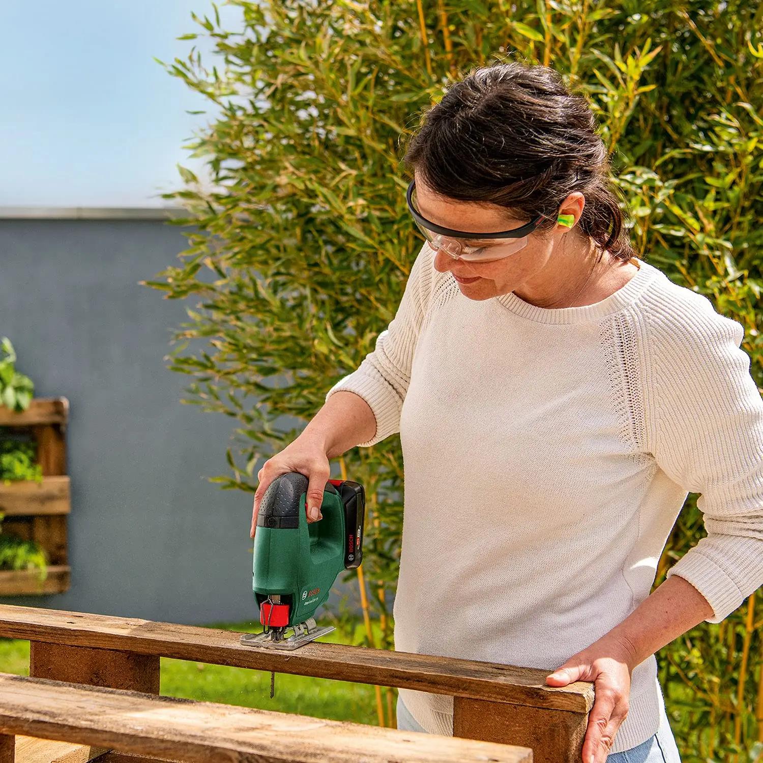 Bosch EasySaw 18V-70 juhtmevaba saag — kompaktne tööriist – kasutusnäide