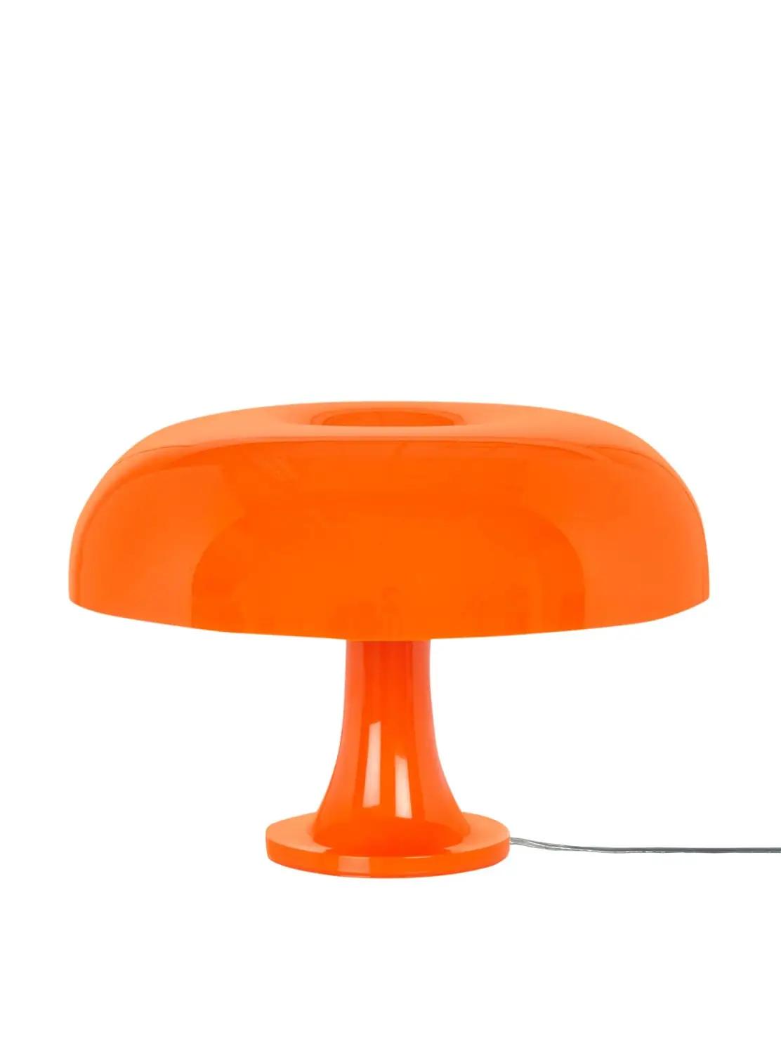 Artemide oranž polükarbonaatlaelamp – retro ja pehme valgus – detailne vaade