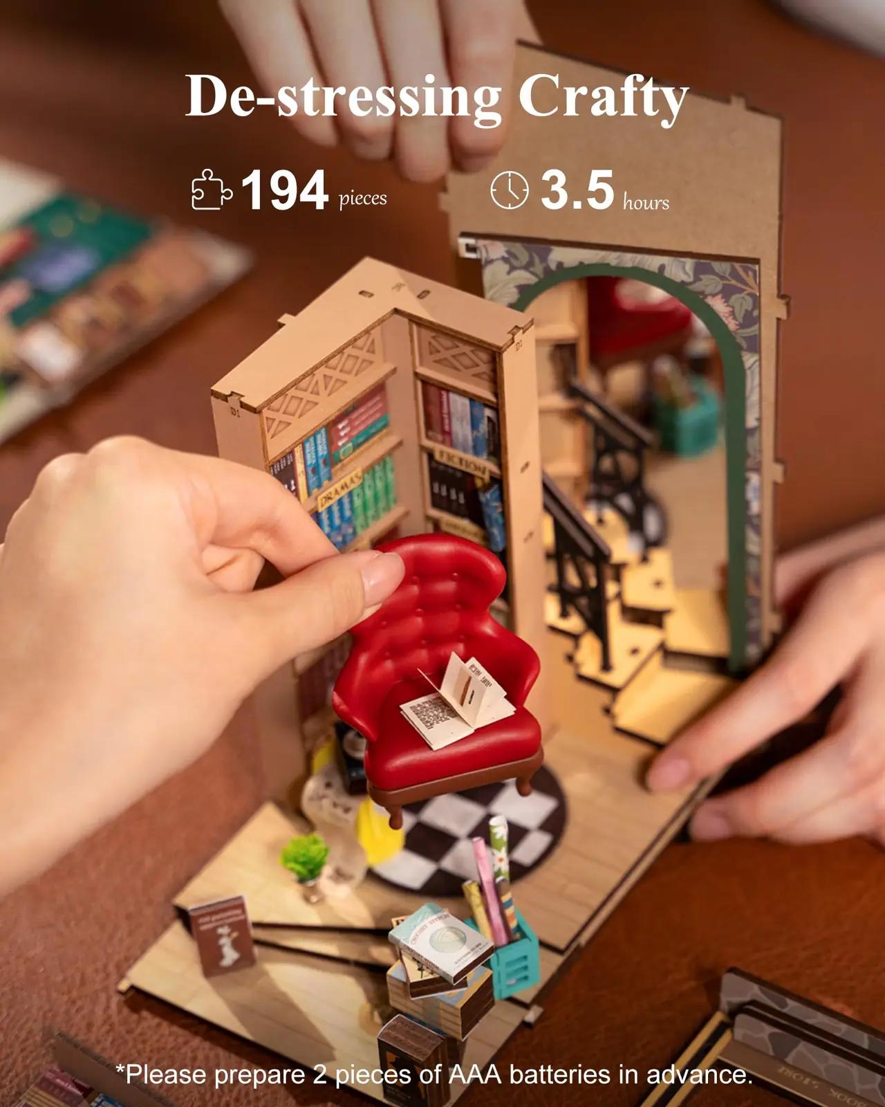 Rolife puidust miniatuurne raamaturiiuli diorama – lisavaade