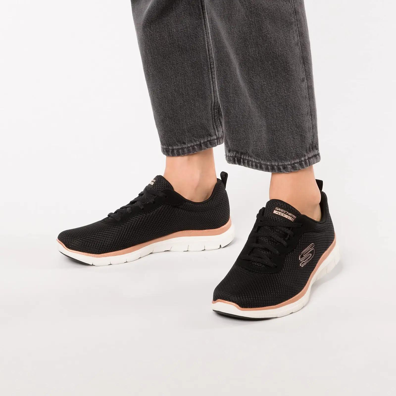 Skechers kerge sportlik toss — mugav materjal ja stiil – pakend ja tarvikud