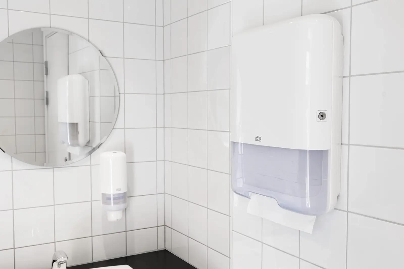 Tork valge plastikust näpitsa-rätiku dosaator – pilt 6