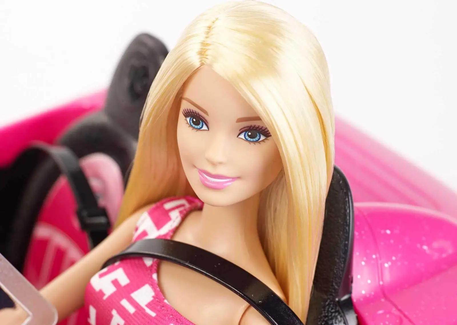 Barbie roosa nukuke ja kabrioga — sädelev mänguauto kingituseks – detailne vaade
