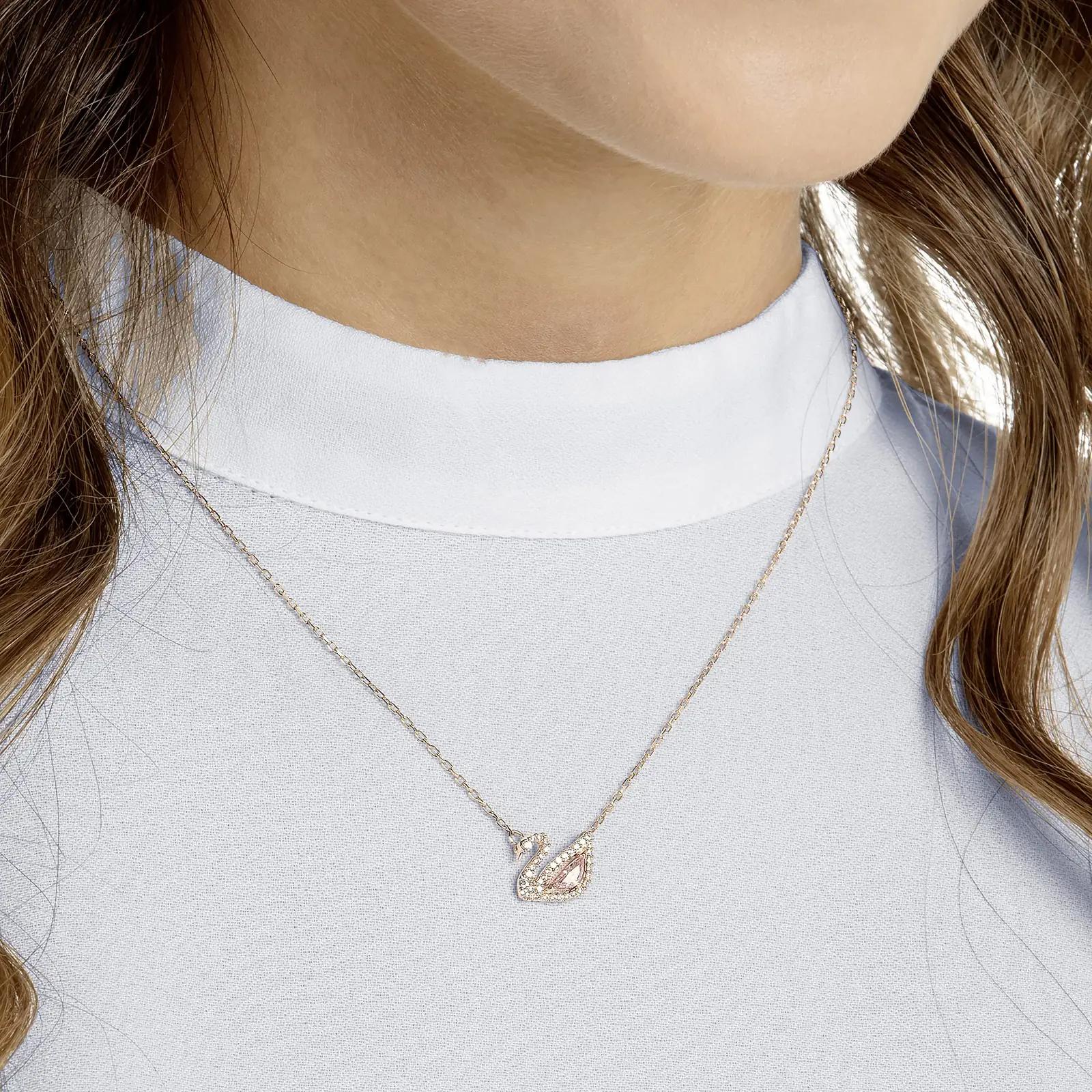 Swarovski roosakuldne luigekaelakee — elegantne kingitus – kasutusnäide
