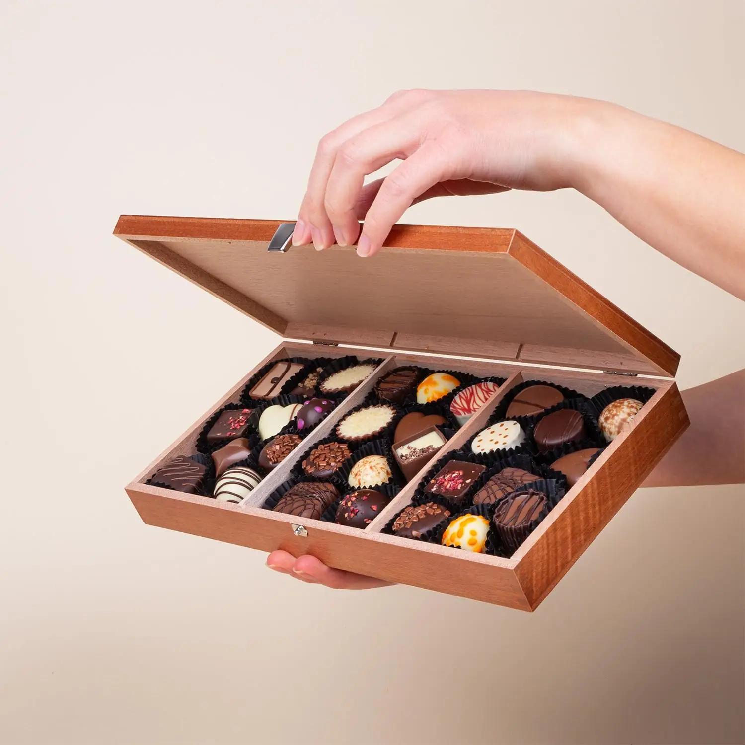 CHOCOLISSIMO luksuslik Belgia praline puidust karbis — kingitus – detailne vaade