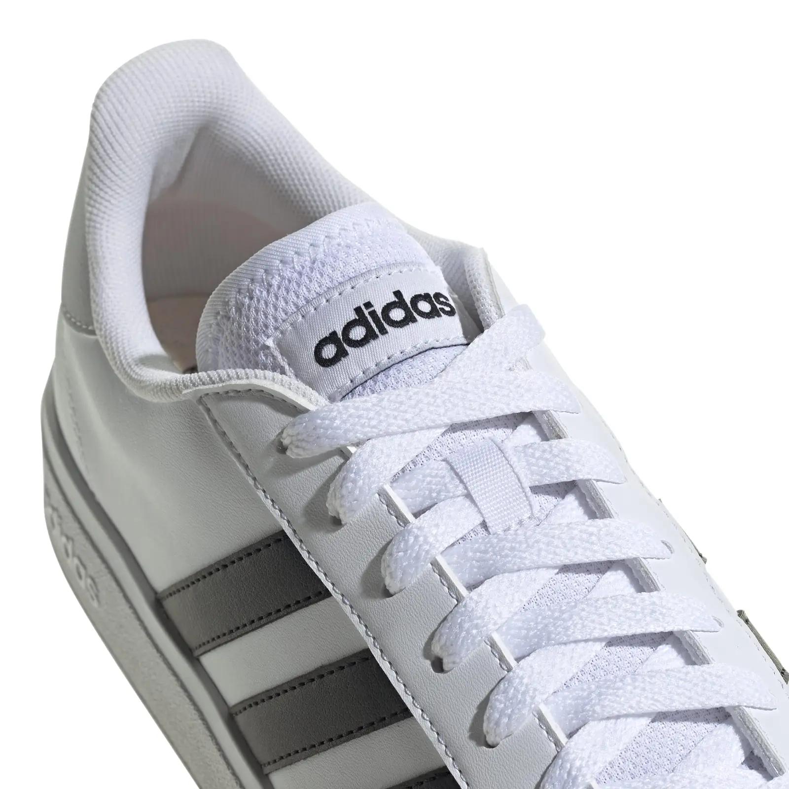 adidas stiilsed ja vastupidavad Grand Court tossud – mugav sport – lisavaade