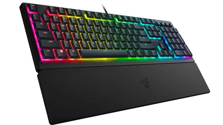 Razer stiilne mänguriketastik pehme käetoe ja RGB-iga – detailne vaade