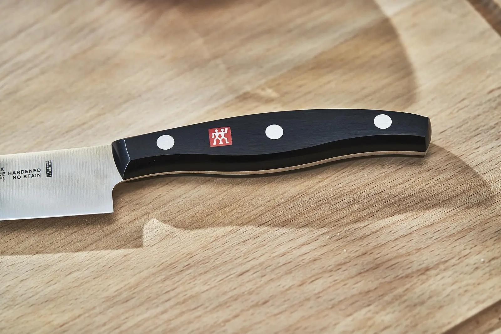 ZWILLING kvaliteetne kööknuga 13 cm — vastupidav must käepide – kasutusnäide