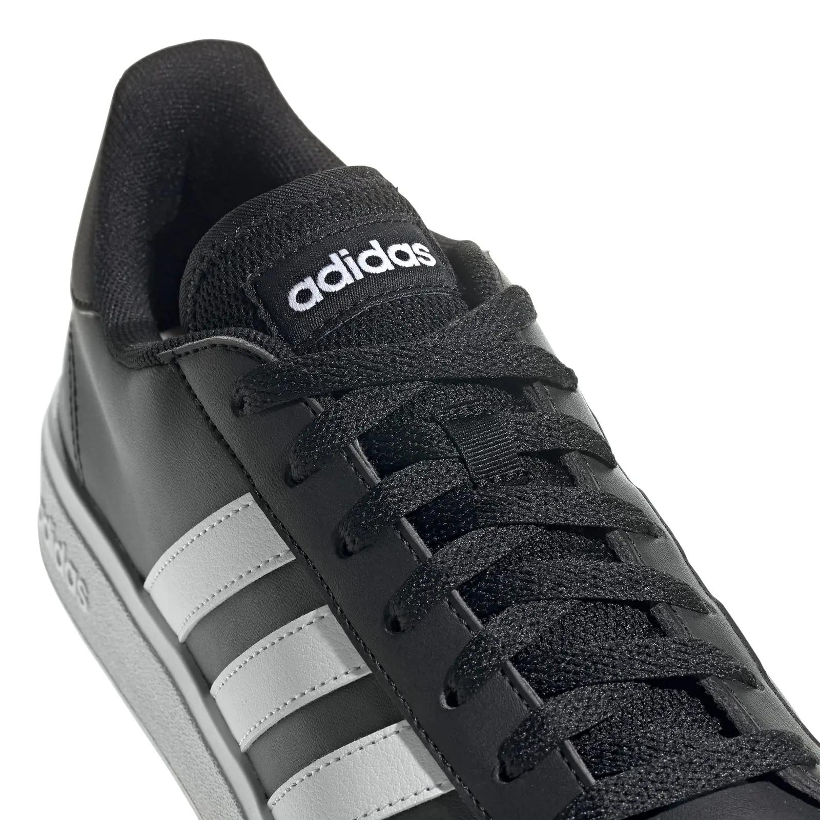 adidas klassikalised Grand Court Base tossud – mugavus ja stiil – kasutusnäide