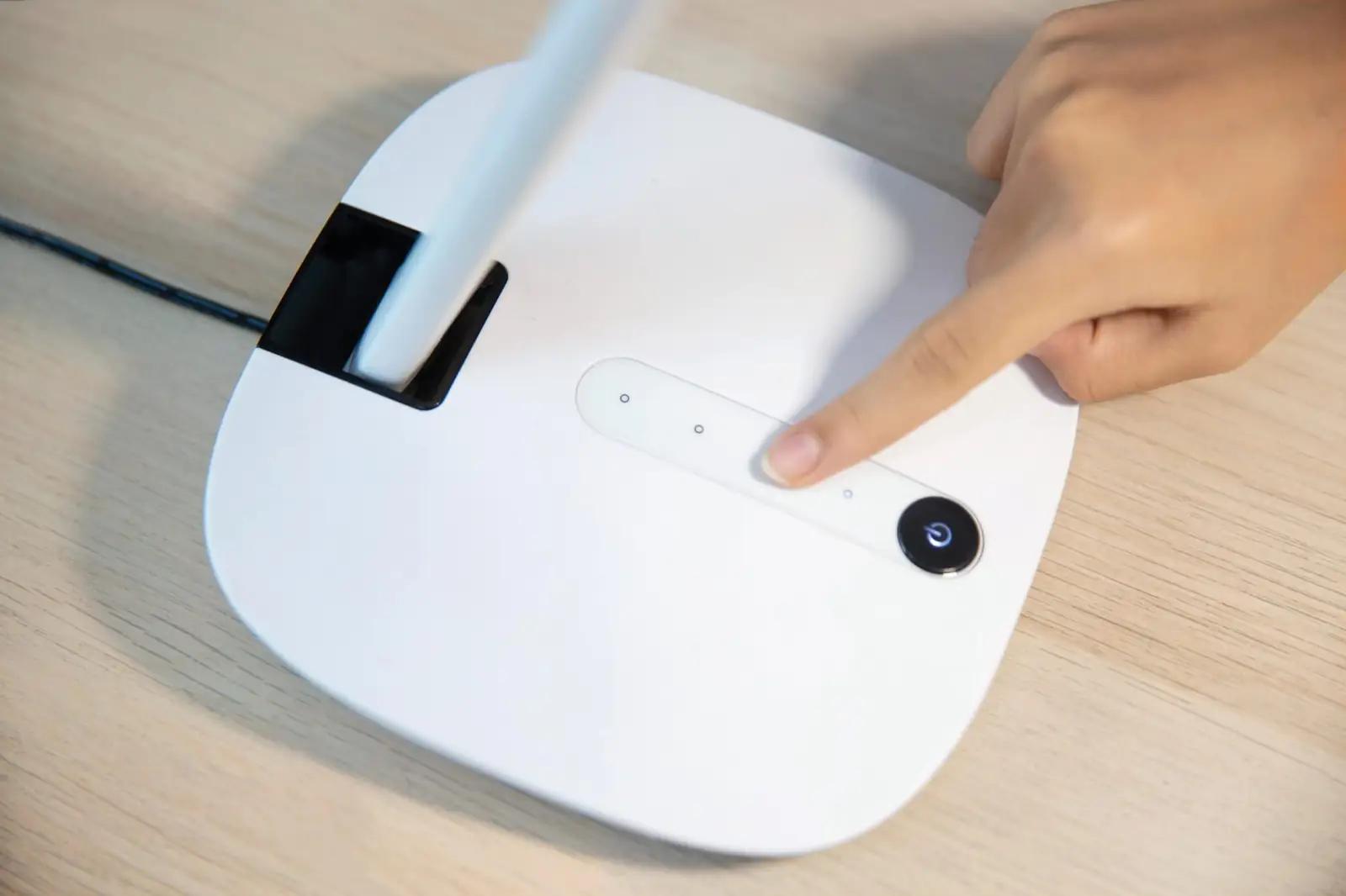 Philips LED laualamp RobotPlus — modernne valgustus lugemiseks – lisavaade