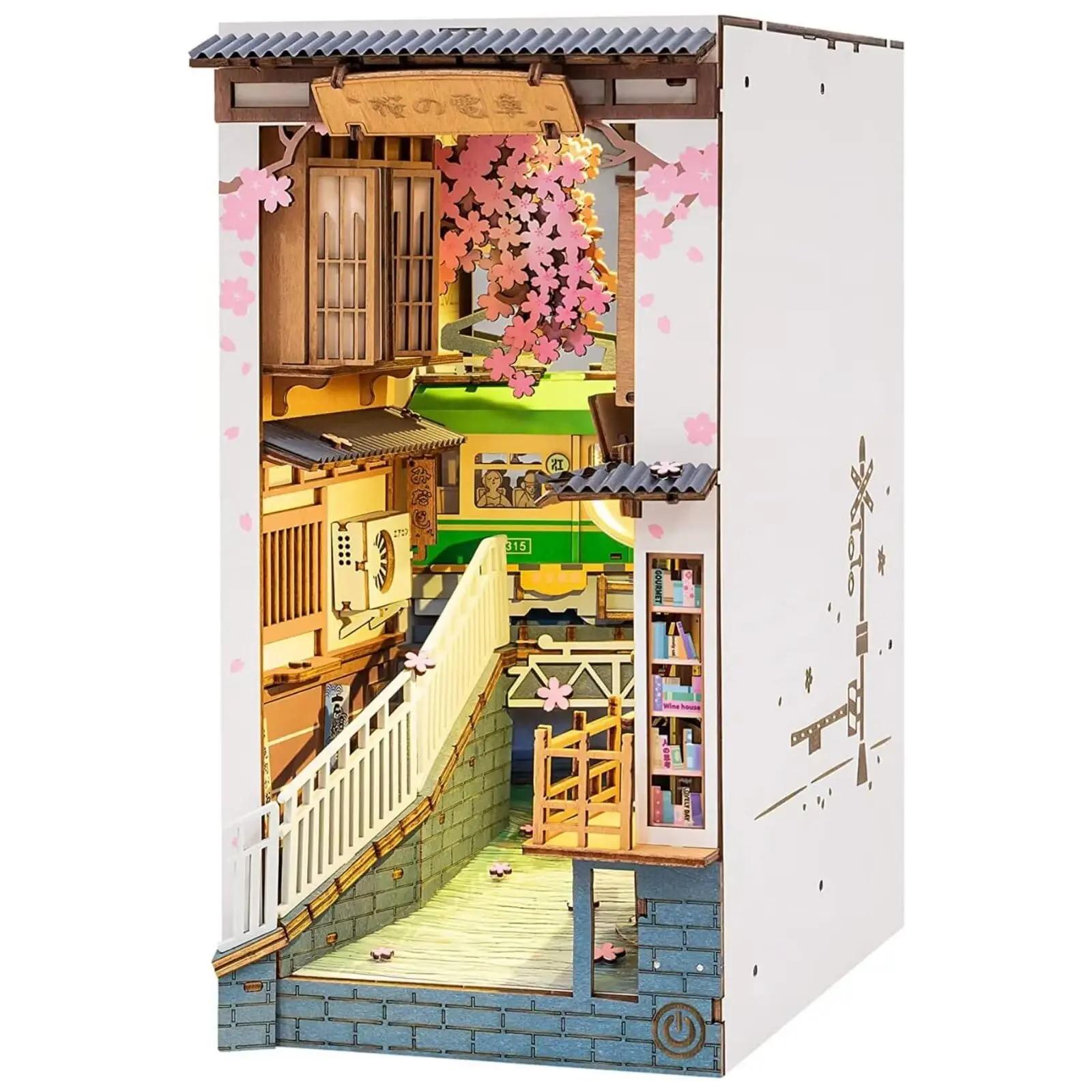 Rolife puidust Sakura Densya DIY raamaturiiuli diorama (kingitus)