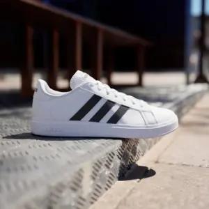 adidas GW9250 tennised ja spordijalatsid – detailne lähivaade